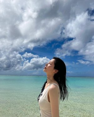 Seohyun Instagram - 🌊☀️☁️
