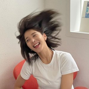 Seol In-a Instagram - 롹윌네버다이🤘🏼
하다가 머리 박음