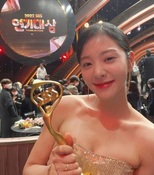 Seol In-a Instagram - 2022 SBS 연기대상 사내맞선 영차커플
베스트커플상! 너무 감사합니다!

한해동안 과분한 사랑 받았습니다
사내맞선팀과 팬분들 덕분이에요🫡
그만큼 연기로 보답하는 배우 되겠습니다
사랑해요❤️