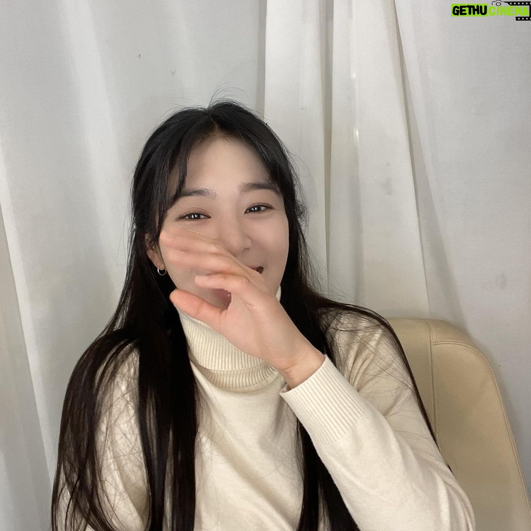 Seol In-a Instagram - 근황1. 긴머리가 낯선 애 근황2. 떡볶이 먹고 감탄한 애