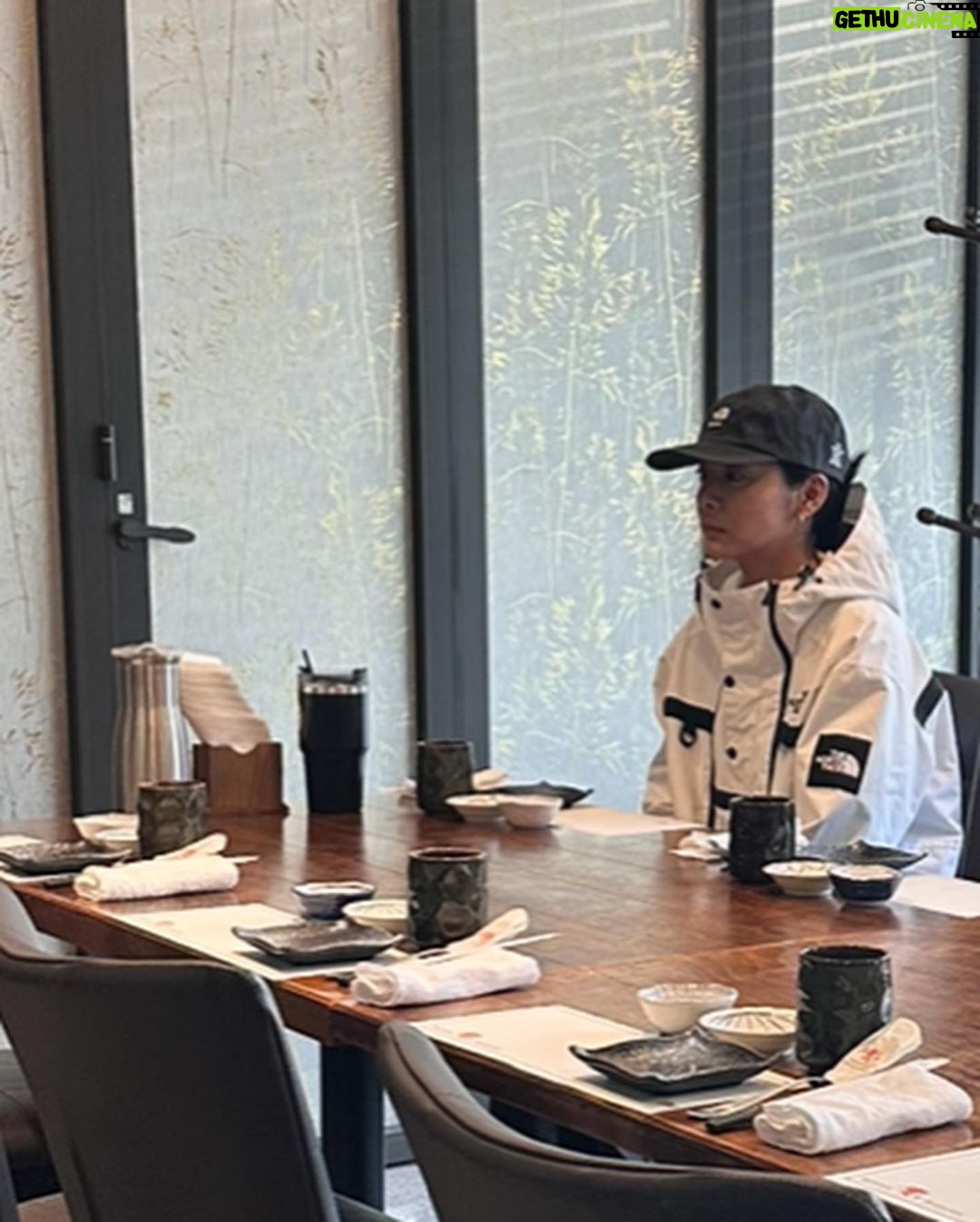 Seol In-a Instagram - 식사자리.. 제가..너무 일찍 왔나요?