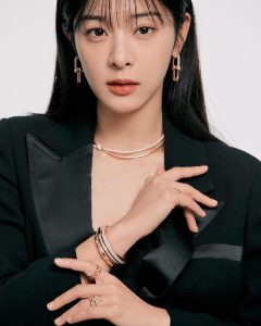 Seol In-a Instagram - Happy Holidays with Tiffany!✨ @tiffanyandco #Tiffanyandco #ATiffanyHoliday #TiffanyPartner #티파니앤코 #티파니홀리데이