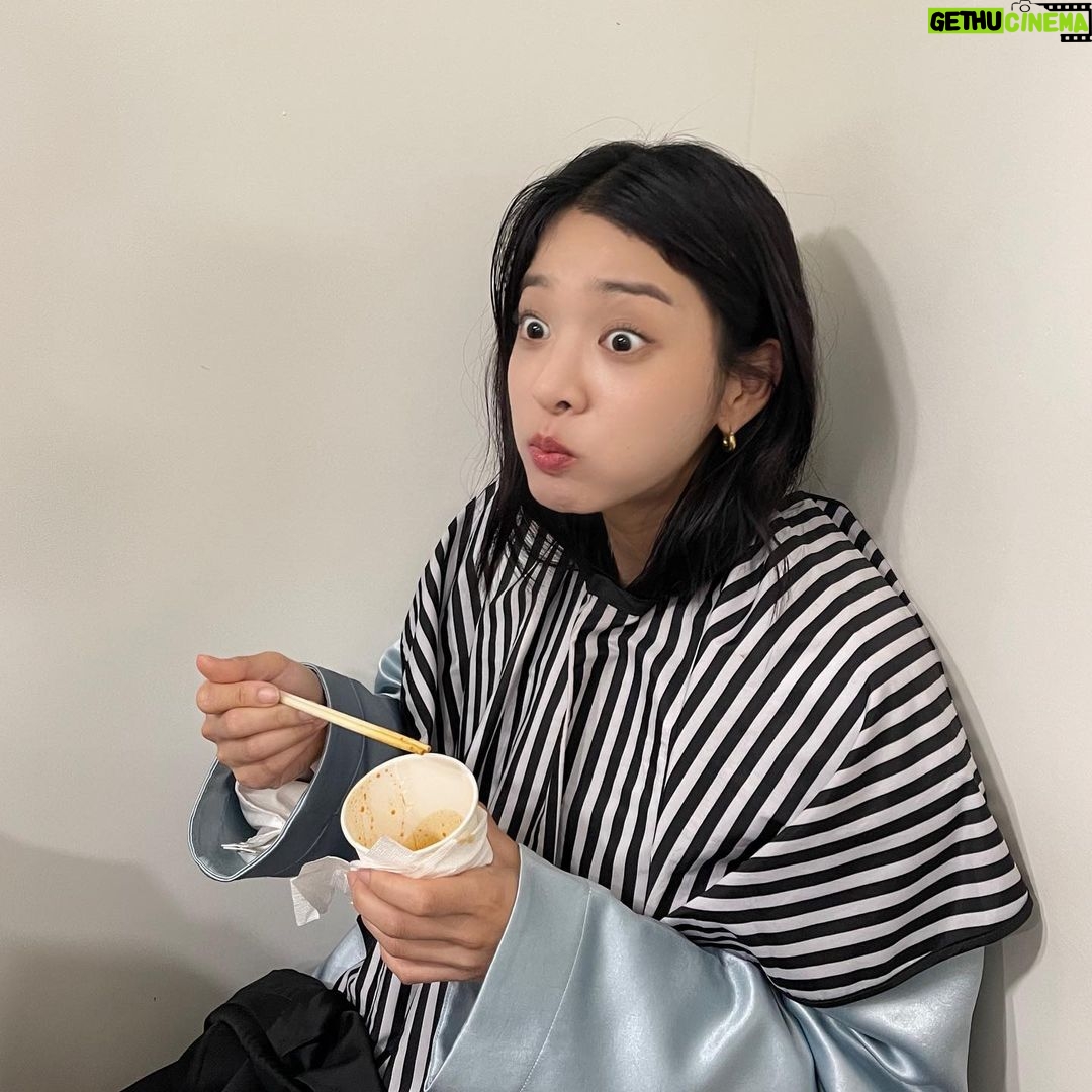 Seol In-a Instagram - 근황1. 긴머리가 낯선 애 근황2. 떡볶이 먹고 감탄한 애