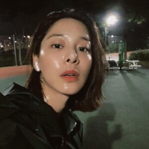 Seol In-a Instagram - 며칠 전, 미친듯이 무작정 달리면서
내가 지속적으로 생각해왔던 것들,
내가 가진 열정과 사랑을 
한발 한발
한 걸음 한 걸음
한 숨 두 숨
꾹꾹 내딛고 내뱉으며 곱씹어보고
한 방울 두 방울
잡생각을 땀으로 흘려보내니

많은 생각들을 다시 한번 더 정리할 수 있는 
소중한 시간을 가질 수 있었어요!

여러분도 그런 소중한 시간 갖는 순간이 언젠가 오기를,
내 자신이 그런 자신을 이해할 수 있는 사람이 될 수 있기를 기도하면서! 

이 글도 한 글자 한 글자 꾹꾹 마음 담아서 적어봅니다!

너무 좋은 시간이었어서
좋은건 나누고 싶으니까 적어봅니다!

그럼 우리 행복하고 사랑합시다!

+ ‘도로 끝’이 나와서 돌아가는 길이 걱정되고 무서운건 사실이었지만
그냥 일단 내딛어보면 되더라고요!
그리고 저 유산소 안좋아해서 더 말도 안되는 시간이었어요ㅋㅋㅋㅋㅋㅋ
감성글도 뭐도 아닌 그냥 감정공유!