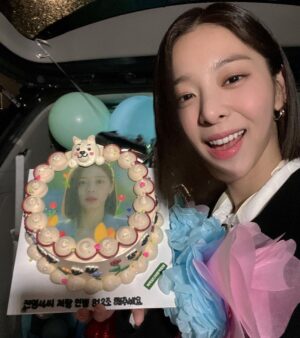 Seol In-a Instagram - 그동안 사내맞선을 사랑해주신
시청자 여러분, 그리고 팬분들 너무너무 감사합니다.

우리 드라마를 위해 애쓰신 사내맞선팀에게도
너무너무 감사합니다.

이렇게 또 배우라는 직업으로써
누군가의 마음을 움직일 수 있었다는 것에
큰 뿌뜻함 안고 갑니다.

그 누구 하나 모난 사람없이 행복하고 따뜻했던 촬영현장을
모두가 알아줬음에  역시나 감사합니다.

저도 아쉬운데
사내맞선이라는 작품을 맘으로 함께 나눈 여러분들은 얼마나 더 아쉬울까요!
그치만 저희 드라마는 여러분들 속에 계속 흐르리라 믿습니다.

언제나 작품 할때 마다,
드라마 식구들과 땀과 열정 나누며 작업 할때 마다
많은 걸 배워가는 건 변함이 없네요.
그래서 이 직업을 사랑합니다❤️

앞으로 더 좋은 모습으로 보답할게요
함께 해준 모든 분들 사랑합니다.

건강하세요🙏🏻

(왜 사진이 10장 밖에 안올라가는거야)

#사내맞선 
@sbsdrama.official 
@netflixkr