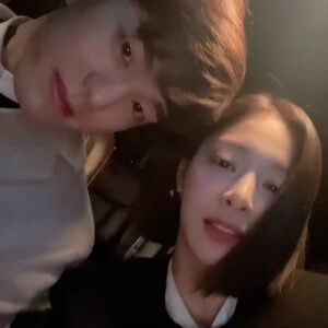 Seol In-a Instagram - 셀카 못찍는 영차영차🙃

볼하트 배우는 밍규찹쌀콩떡🙂

카메라에 애교부리는 댕댕이 두마리🐶

오늘밤 마지막 화…..🥲
@sbsdrama.official
@netflixkr