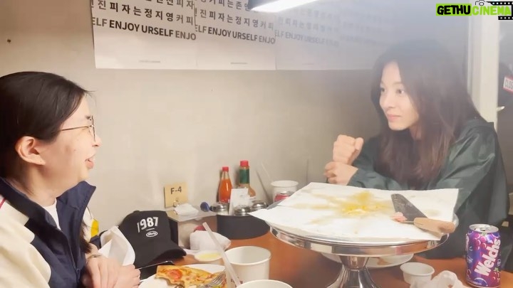 Seol In-a Instagram - 하나님, 하나님의 부름으로 천사가 하늘에 도착했을거에요. 제 목소리를 듣는 게 소원이라던 그녀의 바램이, 하늘에선 이루어지길 간절히 소망합니다. 부모님의 목소리, 자신의 목소리, 제 목소리를 풀벌레 소리, 빗소리, 낙엽 소리, 파도 소리, 눈 밟는 소리 사계절의 음악을, 그녀가 듣지 못했던 아름다운 소리를 하늘 위에서 같이 느껴주세요. 예쁜 것만 들려주시고 보여주세요 부디. 나의 영원한 1호팬 보영씨, 그리고 하나님께. R.I.P