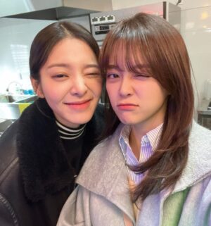 Seol In-a Instagram - 라면즈
‘신’하리와 ‘진’영서🍜

맛이 바뀐거 같긴 한데..

5분 남았으니,
물 끓이고 라면 먹으며 보면 되겠다:)

@sbsdrama.official 
@netflixkr