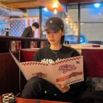 Seol In-a Instagram - 맛집에선 다 시키는거 맞죠?😶
