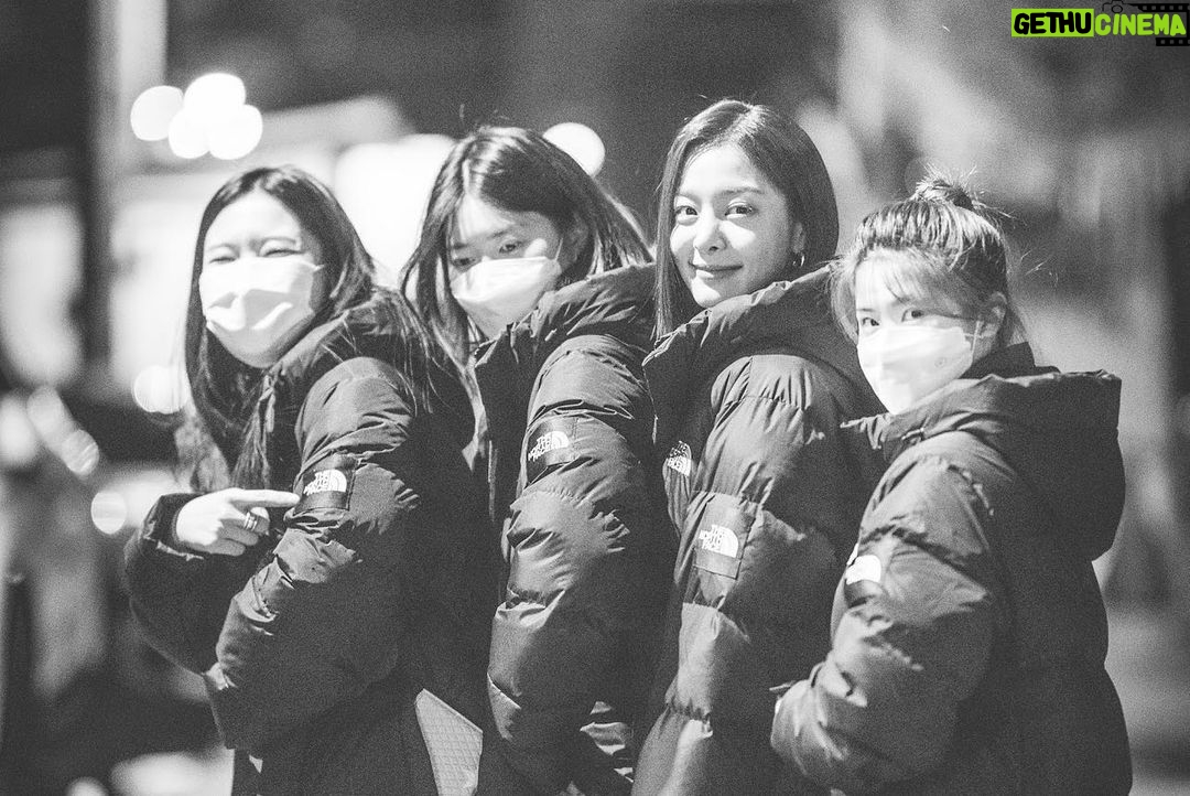 Seol In-a Instagram - 현장 어디서나 나를 가장 사랑해주고 가끔 장난꾸러기가 조용해질땐 일으켜 세워주고 무엇보다 내가 앞만 봐야할 때 든든히 내 뒤에서 오로지 나만을 바라봤던, 내가 너무 사랑하는 내 껌딱지 인아영서팀. 애틋하고 든든했던 우리 사내맞선팀 (+사진엔 안담겼지만 모든 스텝분들) 현장사진 예쁘게 찍어주셔서 감사합니다♡ (드라마 아직 안끝났어요 여러분) 진짜 사랑♡