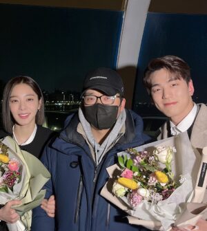 Seol In-a Instagram - 그동안 사내맞선을 사랑해주신
시청자 여러분, 그리고 팬분들 너무너무 감사합니다.

우리 드라마를 위해 애쓰신 사내맞선팀에게도
너무너무 감사합니다.

이렇게 또 배우라는 직업으로써
누군가의 마음을 움직일 수 있었다는 것에
큰 뿌뜻함 안고 갑니다.

그 누구 하나 모난 사람없이 행복하고 따뜻했던 촬영현장을
모두가 알아줬음에  역시나 감사합니다.

저도 아쉬운데
사내맞선이라는 작품을 맘으로 함께 나눈 여러분들은 얼마나 더 아쉬울까요!
그치만 저희 드라마는 여러분들 속에 계속 흐르리라 믿습니다.

언제나 작품 할때 마다,
드라마 식구들과 땀과 열정 나누며 작업 할때 마다
많은 걸 배워가는 건 변함이 없네요.
그래서 이 직업을 사랑합니다❤️

앞으로 더 좋은 모습으로 보답할게요
함께 해준 모든 분들 사랑합니다.

건강하세요🙏🏻

(왜 사진이 10장 밖에 안올라가는거야)

#사내맞선 
@sbsdrama.official 
@netflixkr
