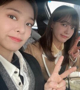 Seol In-a Instagram - 그동안 사내맞선을 사랑해주신 시청자 여러분, 그리고 팬분들 너무너무 감사합니다. 우리 드라마를 위해 애쓰신 사내맞선팀에게도 너무너무 감사합니다. 이렇게 또 배우라는 직업으로써 누군가의 마음을 움직일 수 있었다는 것에 큰 뿌뜻함 안고 갑니다. 그 누구 하나 모난 사람없이 행복하고 따뜻했던 촬영현장을 모두가 알아줬음에 역시나 감사합니다. 저도 아쉬운데 사내맞선이라는 작품을 맘으로 함께 나눈 여러분들은 얼마나 더 아쉬울까요! 그치만 저희 드라마는 여러분들 속에 계속 흐르리라 믿습니다. 언제나 작품 할때 마다, 드라마 식구들과 땀과 열정 나누며 작업 할때 마다 많은 걸 배워가는 건 변함이 없네요. 그래서 이 직업을 사랑합니다❤️ 앞으로 더 좋은 모습으로 보답할게요 함께 해준 모든 분들 사랑합니다. 건강하세요🙏🏻 (왜 사진이 10장 밖에 안올라가는거야) #사내맞선 @sbsdrama.official @netflixkr