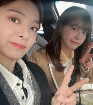 Seol In-a Instagram - 그동안 사내맞선을 사랑해주신
시청자 여러분, 그리고 팬분들 너무너무 감사합니다.

우리 드라마를 위해 애쓰신 사내맞선팀에게도
너무너무 감사합니다.

이렇게 또 배우라는 직업으로써
누군가의 마음을 움직일 수 있었다는 것에
큰 뿌뜻함 안고 갑니다.

그 누구 하나 모난 사람없이 행복하고 따뜻했던 촬영현장을
모두가 알아줬음에  역시나 감사합니다.

저도 아쉬운데
사내맞선이라는 작품을 맘으로 함께 나눈 여러분들은 얼마나 더 아쉬울까요!
그치만 저희 드라마는 여러분들 속에 계속 흐르리라 믿습니다.

언제나 작품 할때 마다,
드라마 식구들과 땀과 열정 나누며 작업 할때 마다
많은 걸 배워가는 건 변함이 없네요.
그래서 이 직업을 사랑합니다❤️

앞으로 더 좋은 모습으로 보답할게요
함께 해준 모든 분들 사랑합니다.

건강하세요🙏🏻

(왜 사진이 10장 밖에 안올라가는거야)

#사내맞선 
@sbsdrama.official 
@netflixkr