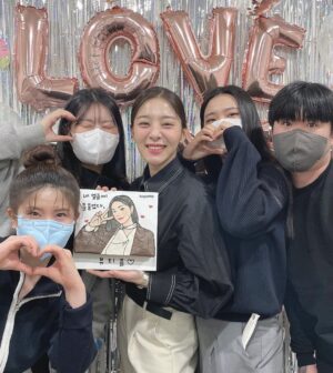 Seol In-a Instagram - 그동안 사내맞선을 사랑해주신
시청자 여러분, 그리고 팬분들 너무너무 감사합니다.

우리 드라마를 위해 애쓰신 사내맞선팀에게도
너무너무 감사합니다.

이렇게 또 배우라는 직업으로써
누군가의 마음을 움직일 수 있었다는 것에
큰 뿌뜻함 안고 갑니다.

그 누구 하나 모난 사람없이 행복하고 따뜻했던 촬영현장을
모두가 알아줬음에  역시나 감사합니다.

저도 아쉬운데
사내맞선이라는 작품을 맘으로 함께 나눈 여러분들은 얼마나 더 아쉬울까요!
그치만 저희 드라마는 여러분들 속에 계속 흐르리라 믿습니다.

언제나 작품 할때 마다,
드라마 식구들과 땀과 열정 나누며 작업 할때 마다
많은 걸 배워가는 건 변함이 없네요.
그래서 이 직업을 사랑합니다❤️

앞으로 더 좋은 모습으로 보답할게요
함께 해준 모든 분들 사랑합니다.

건강하세요🙏🏻

(왜 사진이 10장 밖에 안올라가는거야)

#사내맞선 
@sbsdrama.official 
@netflixkr