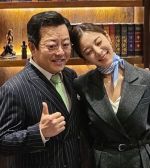 Seol In-a Instagram - 그동안 사내맞선을 사랑해주신
시청자 여러분, 그리고 팬분들 너무너무 감사합니다.

우리 드라마를 위해 애쓰신 사내맞선팀에게도
너무너무 감사합니다.

이렇게 또 배우라는 직업으로써
누군가의 마음을 움직일 수 있었다는 것에
큰 뿌뜻함 안고 갑니다.

그 누구 하나 모난 사람없이 행복하고 따뜻했던 촬영현장을
모두가 알아줬음에  역시나 감사합니다.

저도 아쉬운데
사내맞선이라는 작품을 맘으로 함께 나눈 여러분들은 얼마나 더 아쉬울까요!
그치만 저희 드라마는 여러분들 속에 계속 흐르리라 믿습니다.

언제나 작품 할때 마다,
드라마 식구들과 땀과 열정 나누며 작업 할때 마다
많은 걸 배워가는 건 변함이 없네요.
그래서 이 직업을 사랑합니다❤️

앞으로 더 좋은 모습으로 보답할게요
함께 해준 모든 분들 사랑합니다.

건강하세요🙏🏻

(왜 사진이 10장 밖에 안올라가는거야)

#사내맞선 
@sbsdrama.official 
@netflixkr