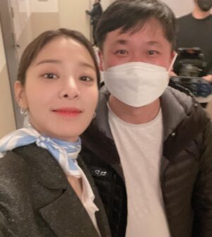 Seol In-a Instagram - 그동안 사내맞선을 사랑해주신
시청자 여러분, 그리고 팬분들 너무너무 감사합니다.

우리 드라마를 위해 애쓰신 사내맞선팀에게도
너무너무 감사합니다.

이렇게 또 배우라는 직업으로써
누군가의 마음을 움직일 수 있었다는 것에
큰 뿌뜻함 안고 갑니다.

그 누구 하나 모난 사람없이 행복하고 따뜻했던 촬영현장을
모두가 알아줬음에  역시나 감사합니다.

저도 아쉬운데
사내맞선이라는 작품을 맘으로 함께 나눈 여러분들은 얼마나 더 아쉬울까요!
그치만 저희 드라마는 여러분들 속에 계속 흐르리라 믿습니다.

언제나 작품 할때 마다,
드라마 식구들과 땀과 열정 나누며 작업 할때 마다
많은 걸 배워가는 건 변함이 없네요.
그래서 이 직업을 사랑합니다❤️

앞으로 더 좋은 모습으로 보답할게요
함께 해준 모든 분들 사랑합니다.

건강하세요🙏🏻

(왜 사진이 10장 밖에 안올라가는거야)

#사내맞선 
@sbsdrama.official 
@netflixkr
