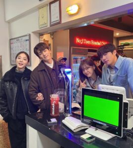 Seol In-a Instagram - 그동안 사내맞선을 사랑해주신 시청자 여러분, 그리고 팬분들 너무너무 감사합니다. 우리 드라마를 위해 애쓰신 사내맞선팀에게도 너무너무 감사합니다. 이렇게 또 배우라는 직업으로써 누군가의 마음을 움직일 수 있었다는 것에 큰 뿌뜻함 안고 갑니다. 그 누구 하나 모난 사람없이 행복하고 따뜻했던 촬영현장을 모두가 알아줬음에 역시나 감사합니다. 저도 아쉬운데 사내맞선이라는 작품을 맘으로 함께 나눈 여러분들은 얼마나 더 아쉬울까요! 그치만 저희 드라마는 여러분들 속에 계속 흐르리라 믿습니다. 언제나 작품 할때 마다, 드라마 식구들과 땀과 열정 나누며 작업 할때 마다 많은 걸 배워가는 건 변함이 없네요. 그래서 이 직업을 사랑합니다❤️ 앞으로 더 좋은 모습으로 보답할게요 함께 해준 모든 분들 사랑합니다. 건강하세요🙏🏻 (왜 사진이 10장 밖에 안올라가는거야) #사내맞선 @sbsdrama.official @netflixkr