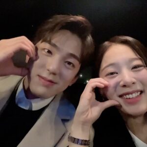 Seol In-a Instagram - 셀카 못찍는 영차영차🙃

볼하트 배우는 밍규찹쌀콩떡🙂

카메라에 애교부리는 댕댕이 두마리🐶

오늘밤 마지막 화…..🥲
@sbsdrama.official
@netflixkr