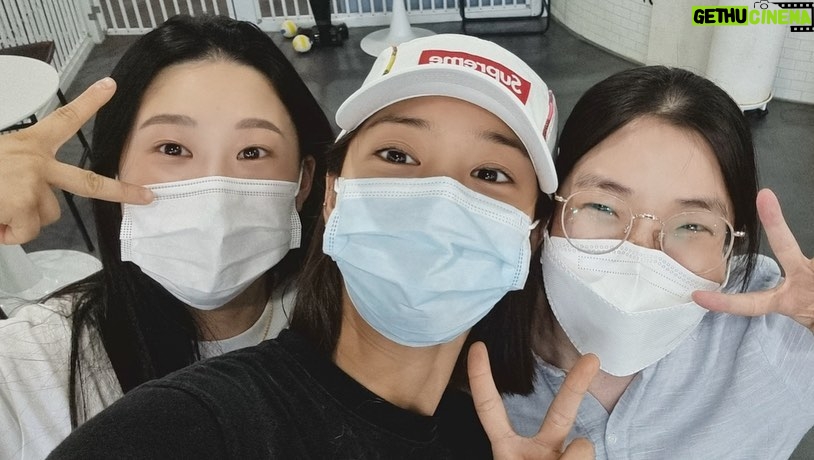 Seol In-a Instagram - 하나님, 하나님의 부름으로 천사가 하늘에 도착했을거에요. 제 목소리를 듣는 게 소원이라던 그녀의 바램이, 하늘에선 이루어지길 간절히 소망합니다. 부모님의 목소리, 자신의 목소리, 제 목소리를 풀벌레 소리, 빗소리, 낙엽 소리, 파도 소리, 눈 밟는 소리 사계절의 음악을, 그녀가 듣지 못했던 아름다운 소리를 하늘 위에서 같이 느껴주세요. 예쁜 것만 들려주시고 보여주세요 부디. 나의 영원한 1호팬 보영씨, 그리고 하나님께. R.I.P