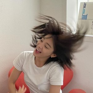 Seol In-a Instagram - 롹윌네버다이🤘🏼
하다가 머리 박음