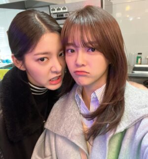 Seol In-a Instagram - 라면즈
‘신’하리와 ‘진’영서🍜

맛이 바뀐거 같긴 한데..

5분 남았으니,
물 끓이고 라면 먹으며 보면 되겠다:)

@sbsdrama.official 
@netflixkr