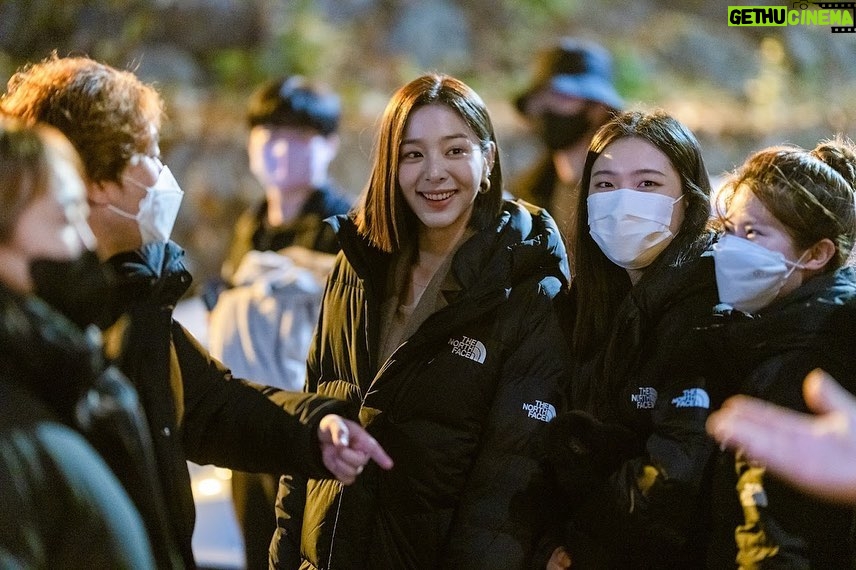Seol In-a Instagram - 현장 어디서나 나를 가장 사랑해주고 가끔 장난꾸러기가 조용해질땐 일으켜 세워주고 무엇보다 내가 앞만 봐야할 때 든든히 내 뒤에서 오로지 나만을 바라봤던, 내가 너무 사랑하는 내 껌딱지 인아영서팀. 애틋하고 든든했던 우리 사내맞선팀 (+사진엔 안담겼지만 모든 스텝분들) 현장사진 예쁘게 찍어주셔서 감사합니다♡ (드라마 아직 안끝났어요 여러분) 진짜 사랑♡