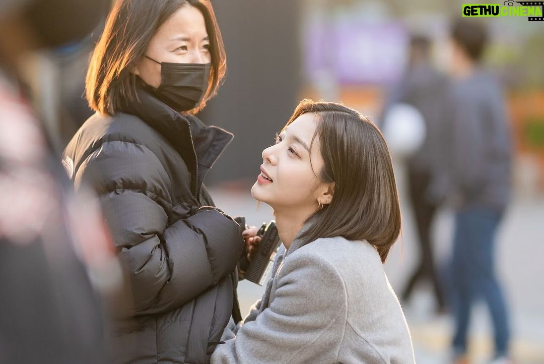 Seol In-a Instagram - 현장 어디서나 나를 가장 사랑해주고 가끔 장난꾸러기가 조용해질땐 일으켜 세워주고 무엇보다 내가 앞만 봐야할 때 든든히 내 뒤에서 오로지 나만을 바라봤던, 내가 너무 사랑하는 내 껌딱지 인아영서팀. 애틋하고 든든했던 우리 사내맞선팀 (+사진엔 안담겼지만 모든 스텝분들) 현장사진 예쁘게 찍어주셔서 감사합니다♡ (드라마 아직 안끝났어요 여러분) 진짜 사랑♡