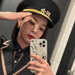 Seol In-a Instagram - 하리야 환승 달려 내일 2화도 달려 (케이스 정보는.. 투명케이스에 제 싸인과 낙서, 우리 헤메스매 각자 싸인 받은거에요)