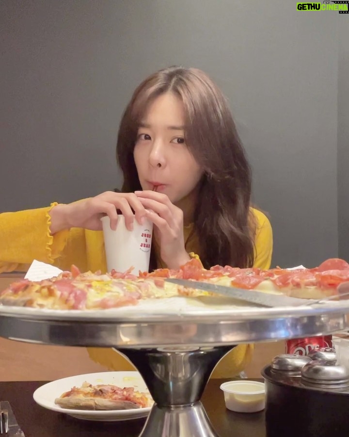 Seol In-a Instagram - PIZZA CHOIGO🍕 먹는 게 젤로 조아