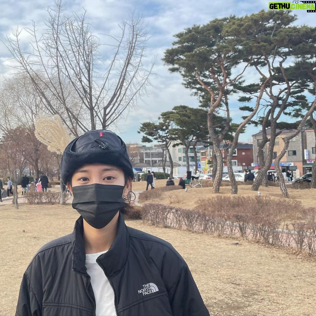 Seol In-a Instagram - 뒤에 소나무 너무 예쁘지 않나요 사진인데 사진같네🤷🏻‍♀️