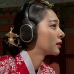 Seol In-a Instagram - 화진이는 무엇을 듣고 있을까요? #철인왕후 #tvn