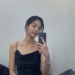 Seol In-a Instagram - 새해 복 많이 받으세요🖤 제일 길게 느껴졌던 것 같고 괜히 크게 와닿았던 슬픔들, 괜히 놓친 것만 같은 느끼지 못한 행복들 아쉽게 느껴지지만 기분 좋게 보내주려 해요. 2020 이 있어야 2021도 있죠! 행복해요 우리 모두 HAPPY NEW YEAR
