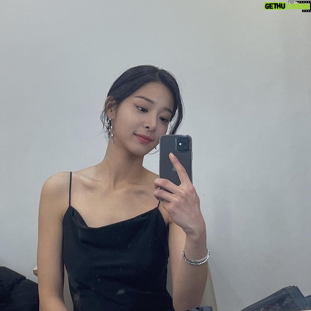 Seol In-a Instagram - 새해 복 많이 받으세요🖤 제일 길게 느껴졌던 것 같고 괜히 크게 와닿았던 슬픔들, 괜히 놓친 것만 같은 느끼지 못한 행복들 아쉽게 느껴지지만 기분 좋게 보내주려 해요. 2020 이 있어야 2021도 있죠! 행복해요 우리 모두 HAPPY NEW YEAR