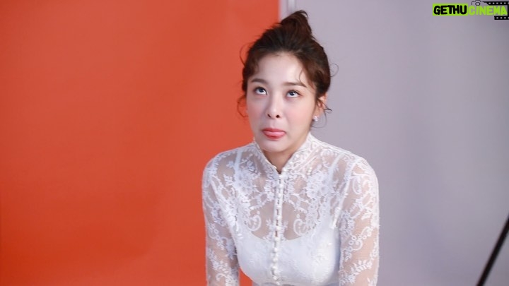 Seol In-a Instagram - 에베베베 립 못바르게 하기🤷🏻♀️🤪 장난꾸러기땜에 고생하는 슈퍼손 언니들♡ (썸네일 넘나 맘에 드는 것☆) Hair @e_e1009 Make up @ra___ra35 @coreanacosmetics 항상 즐겁고 편안한 코리아나 촬영