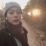 Seol In-a Instagram – 퇴근 시간 전에는
시간이 너무 느리게 가는데
왜 집에만 오면 시간이 너무 빨라서 아쉬워🚶🏽‍♂️
