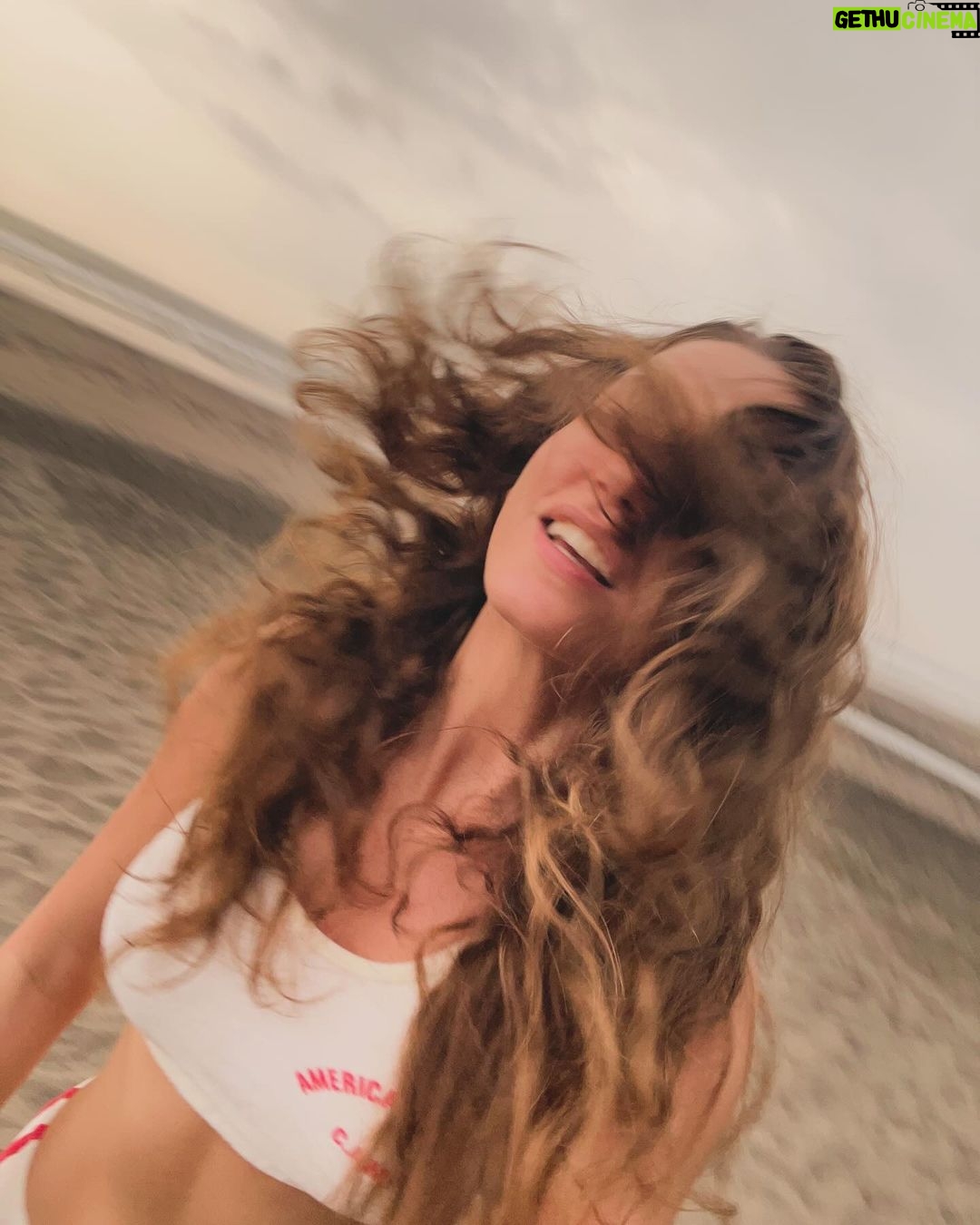 Serenay Sarıkaya Instagram - Whenever i see butterflies it means “everything’s gonna be alright” in my world. And i saw a butterfly couple. They were dancing... Heart to heart🦋