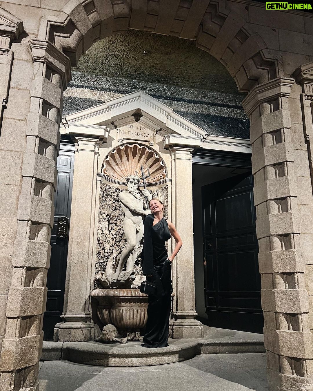 Serenay Sarıkaya Instagram - Hop ordayım hop burda dump🧿