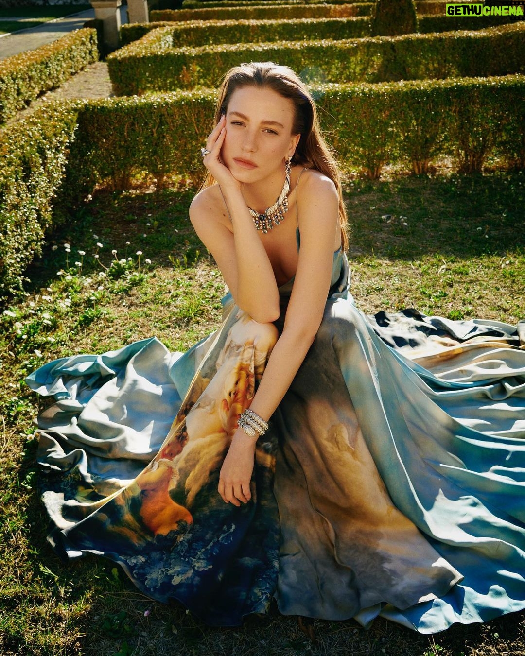Serenay Sarıkaya Instagram - “Kendime güzel, küçük bir dünya yarattım. Canımı sıkan herkesi ve her şeyi hayatımdan çıkardım. Belki bir koruma kalkanı bu, bilmiyorum ama beni daha verimli hale getiriyor.” Sözleriyle öne çıkan @serenayss röportajının tamamı Harper’s Bazaar Temmuz - Ağustos 2023 sayısında! #SerenaySarıkaya #HarpersBazaar #HarpersBazaarTürkiye Genel yayın yönetmeni: @gulenyelmen Röportaj: @badecakar Fotoğraf: @federicodeangelisphotography Saç & Makyaj: @ondertiryaki Moda Editörü: @selinbursalioglu Proje Uzmanı: @neslisahhelvacii Roma/italya