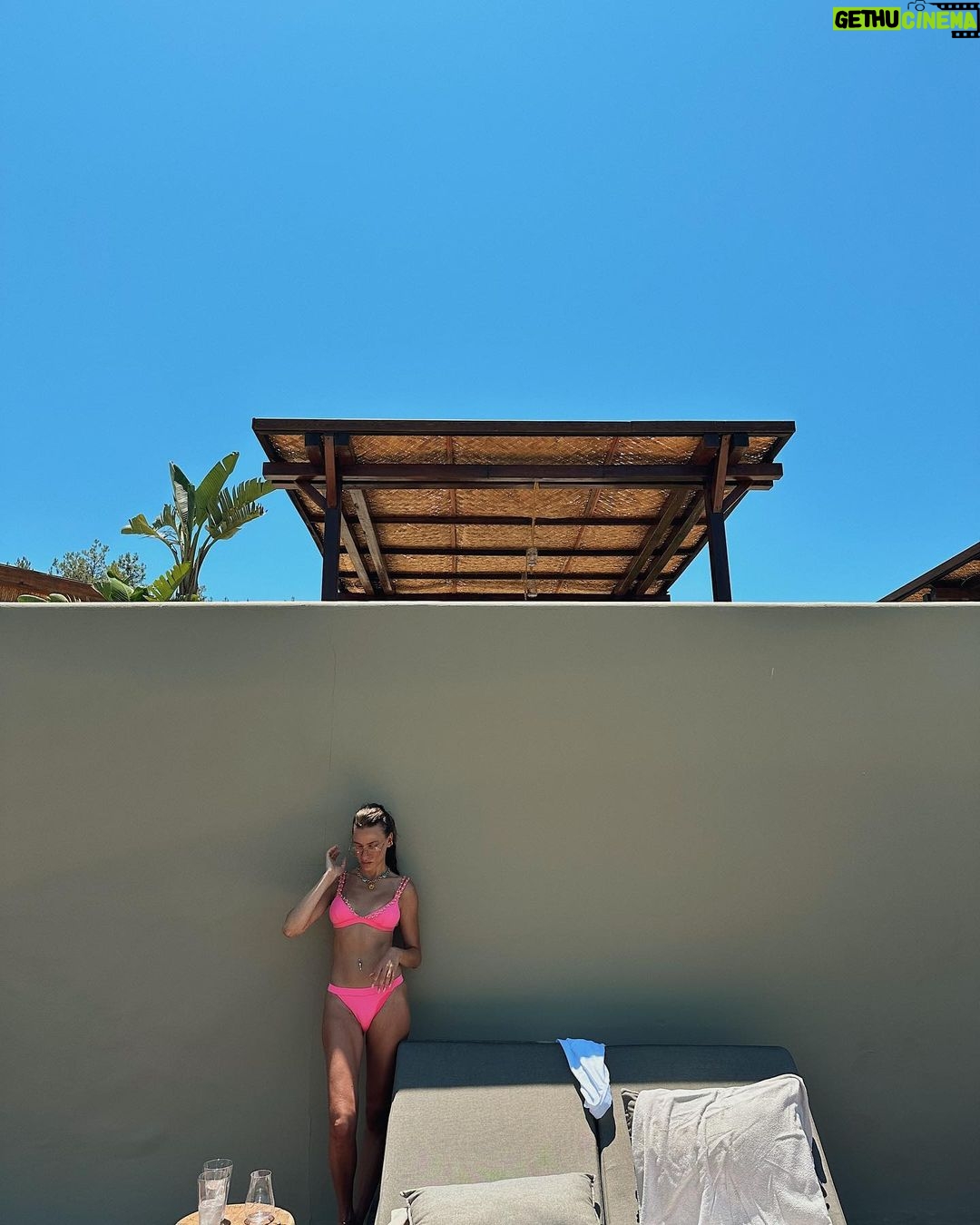 Serenay Sarıkaya Instagram - Dönüş yapıldı.🫡 Ve üzülerek bikinili yaz fotoğraflarının sonuna gelindi.😄🍾💖🦀 Şimdi çalışma zamanı… Six Senses Kaplankaya