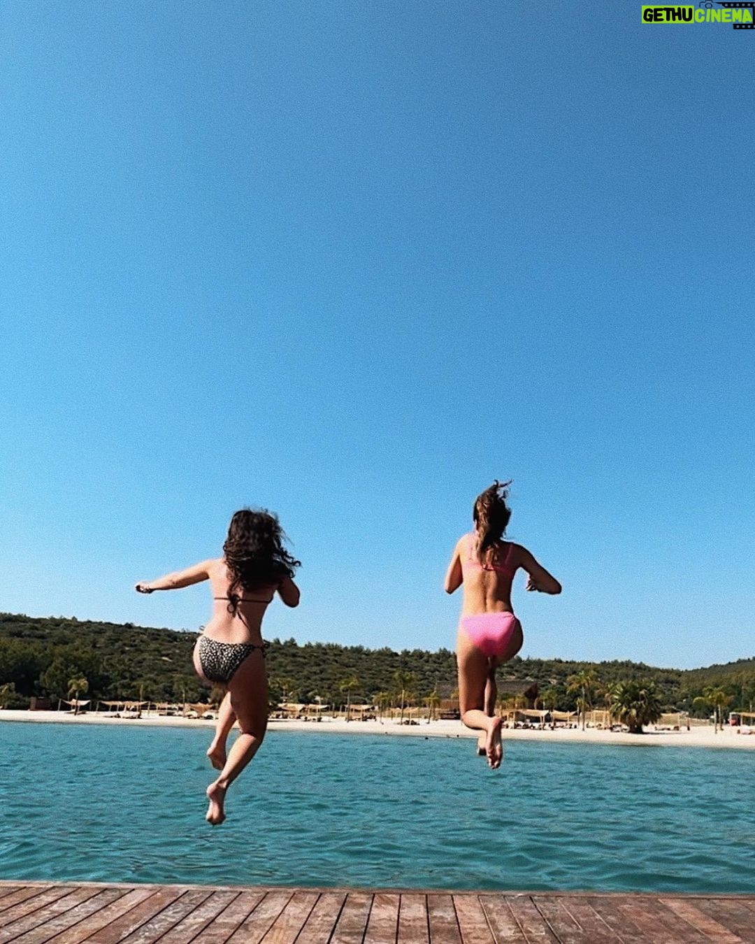 Serenay Sarıkaya Instagram - Dönüş yapıldı.🫡 Ve üzülerek bikinili yaz fotoğraflarının sonuna gelindi.😄🍾💖🦀 Şimdi çalışma zamanı… Six Senses Kaplankaya