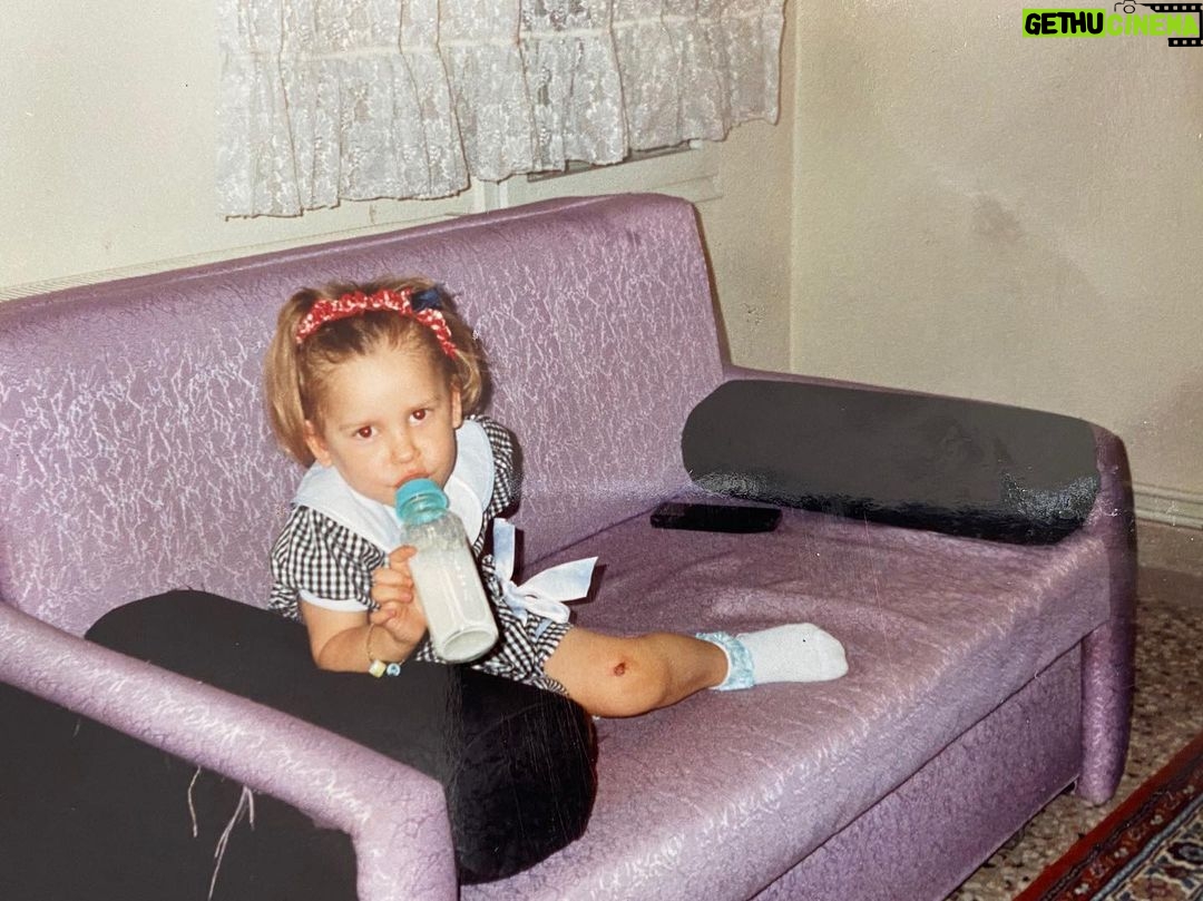 Serenay Sarıkaya Instagram - 23 Nisan Ulusal Egemenlik ve Çocuk Bayramı herkese kutlu ve mutlu olsun.🎉 O çocuksu saflığı, gözü karalığı, heyecanı ve inancı hiç kaybetmemek dileğiyle…🎈♥️ Huzurla, coşkuyla, neşeyle nice bayramlara, bayram tadında güzel günlere…🙏🏼