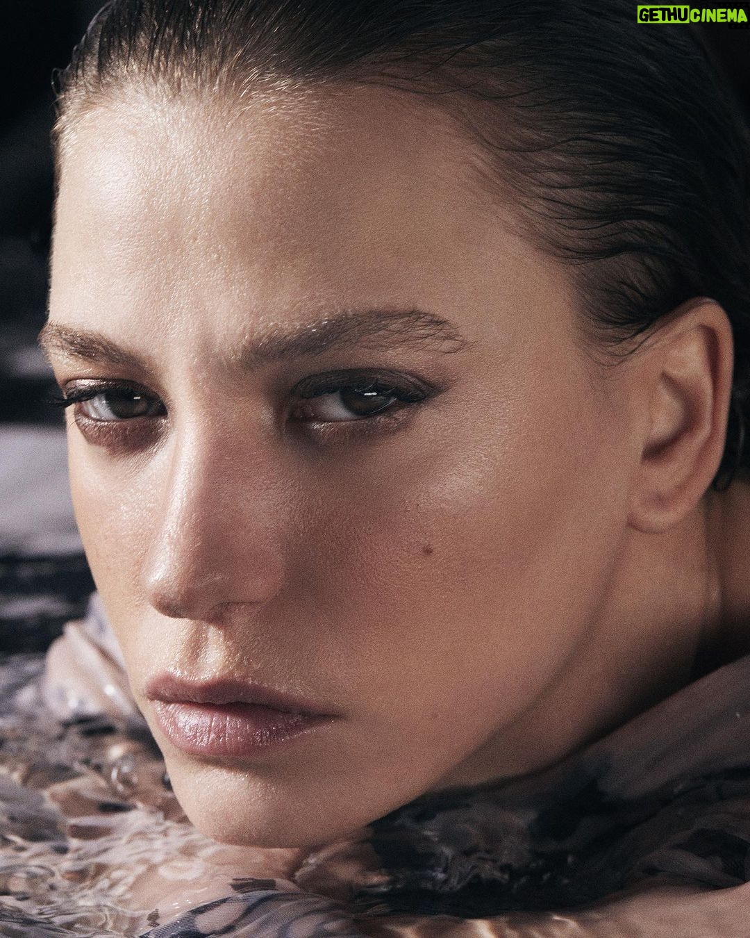 Serenay Sarıkaya Instagram - Suların Şah-ı🌊 @kein x @netflixturkiye x @serenayss The world does not belong to humans alone. #Shahmaran is live on Netflix Creative Direction @kein @serendal @canuzuner Photography @erdi_dogan Videography @denizbirgi @yagizmehdiabbas @canyuzlu @yasirergul_ Fashion Director @buraksanuk Music Kaan Duzarat @duzo Serpent Ecdysis Dress @kemal.yjlmaz Hair @ibrahimzengin Makeup @alirizaozdemir Gaffer @okanatas Grip @gripimfilm Communication Agency @golin.istanbul Production @ppristanbul Producer @zaltinkut #Kein #Netflix #SerenaySarikaya #Shahmaran