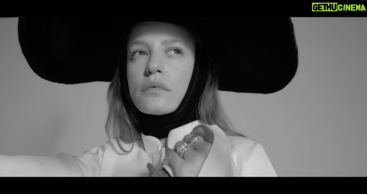 Serenay Sarıkaya Instagram - Başka bir evrende…🌪️