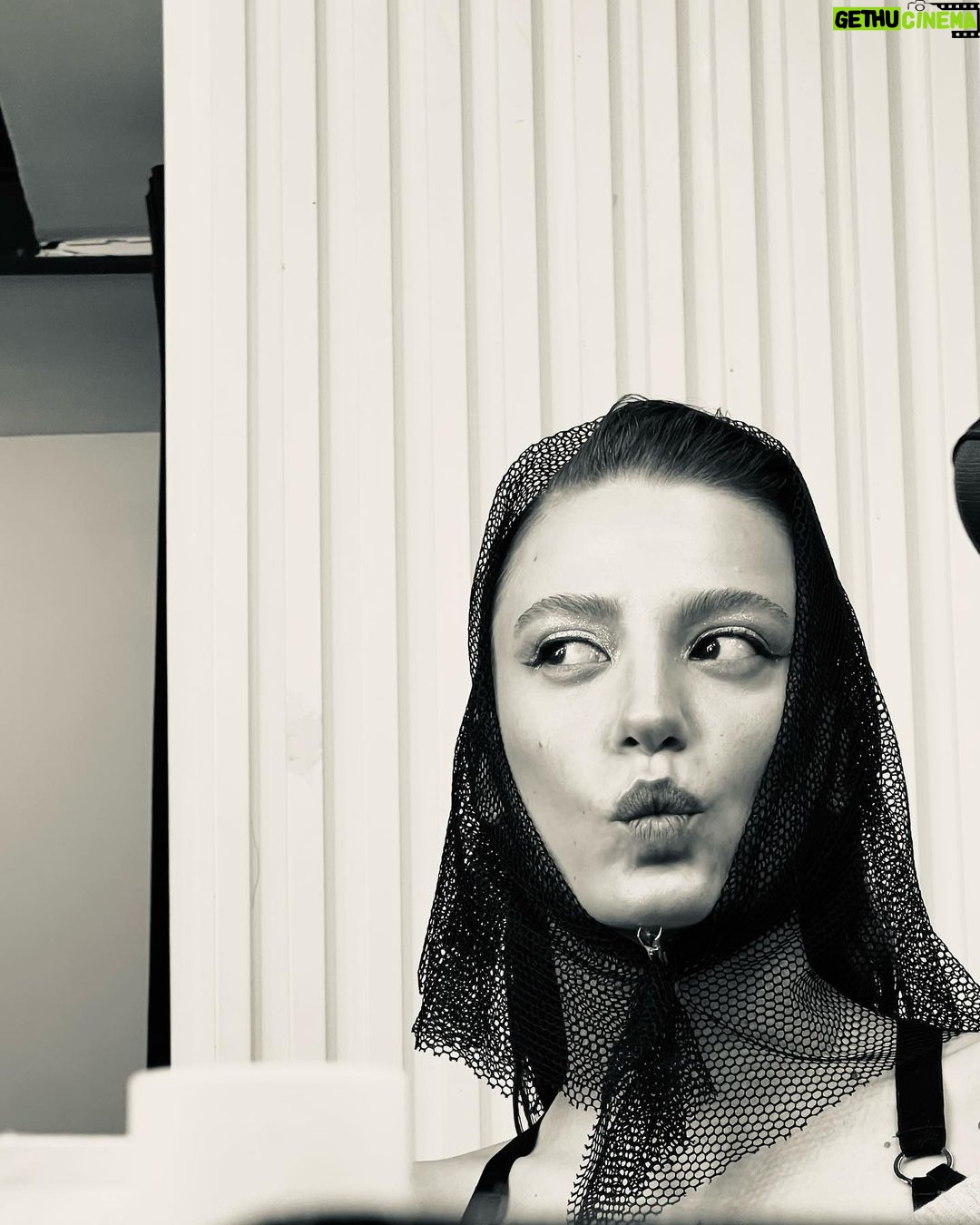 Serenay Sarıkaya Instagram - Sahneye çıkmadan önce ben🐣 // Sahneye çıktıktan sonra ben 🐆
