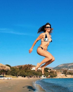 Serenay Sarıkaya Instagram - Atın beni denizlere, yalan dünya size kalsın…😁
