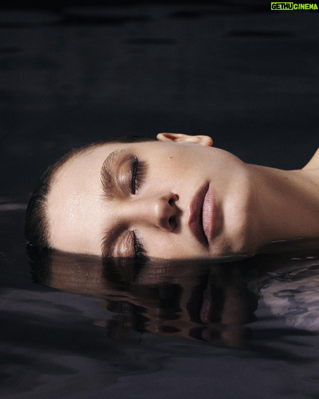 Serenay Sarıkaya Instagram - Suların Şah-ı🌊 @kein x @netflixturkiye x @serenayss The world does not belong to humans alone. #Shahmaran is live on Netflix Creative Direction @kein @serendal @canuzuner Photography @erdi_dogan Videography @denizbirgi @yagizmehdiabbas @canyuzlu @yasirergul_ Fashion Director @buraksanuk Music Kaan Duzarat @duzo Serpent Ecdysis Dress @kemal.yjlmaz Hair @ibrahimzengin Makeup @alirizaozdemir Gaffer @okanatas Grip @gripimfilm Communication Agency @golin.istanbul Production @ppristanbul Producer @zaltinkut #Kein #Netflix #SerenaySarikaya #Shahmaran
