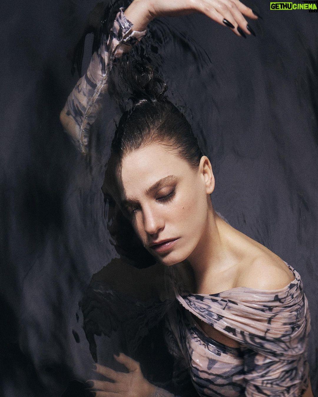 Serenay Sarıkaya Instagram - Suların Şah-ı🌊 @kein x @netflixturkiye x @serenayss The world does not belong to humans alone. #Shahmaran is live on Netflix Creative Direction @kein @serendal @canuzuner Photography @erdi_dogan Videography @denizbirgi @yagizmehdiabbas @canyuzlu @yasirergul_ Fashion Director @buraksanuk Music Kaan Duzarat @duzo Serpent Ecdysis Dress @kemal.yjlmaz Hair @ibrahimzengin Makeup @alirizaozdemir Gaffer @okanatas Grip @gripimfilm Communication Agency @golin.istanbul Production @ppristanbul Producer @zaltinkut #Kein #Netflix #SerenaySarikaya #Shahmaran
