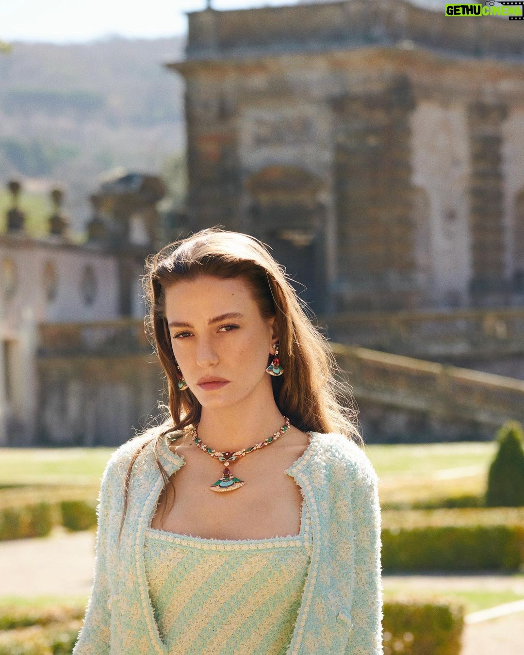 Serenay Sarıkaya Instagram - “Kendime güzel, küçük bir dünya yarattım. Canımı sıkan herkesi ve her şeyi hayatımdan çıkardım. Belki bir koruma kalkanı bu, bilmiyorum ama beni daha verimli hale getiriyor.” Sözleriyle öne çıkan @serenayss röportajının tamamı Harper’s Bazaar Temmuz - Ağustos 2023 sayısında! #SerenaySarıkaya #HarpersBazaar #HarpersBazaarTürkiye Genel yayın yönetmeni: @gulenyelmen Röportaj: @badecakar Fotoğraf: @federicodeangelisphotography Saç & Makyaj: @ondertiryaki Moda Editörü: @selinbursalioglu Proje Uzmanı: @neslisahhelvacii Roma/italya