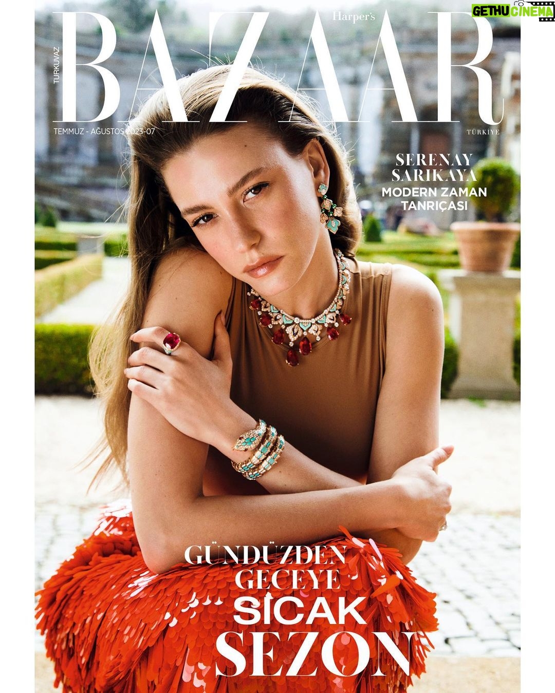Serenay Sarıkaya Instagram - Modern Zaman Tanrıçası: Her çekimde, her rolde farklı bir karakter, farklı bir kadın @serenayss . Özünde ise hep çok pozitif, güçlü. Bu kez @bulgari Mediterranea yüksek mücevher tasarımlarıyla modern bir Roma tanrıçasına dönüşüyor. Roma’da gerçekleştirilen bu çok özel çekime ait tüm detaylar Harper’s Bazaar Temmuz 2023 sayısında! Genel Yayın Yönetmeni: @gulenyelmen Fotoğraf: @federicodeangelisphotography Saç & Makyaj: @ondertiryaki Moda Editörü: @selinbursalioglu Röportaj: @badecakar Proje Uzmanı: @neslisahhelvacii Roma/italya