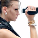 Serenay Sarıkaya Instagram - “Bulgari kökleri çok eskiye dayanan bir marka. İlk günden bugüne Serpenti koleksiyonu ile de var olması kadının geçmişten bugüne gücünü, varlığını taçlandırmak için olabilir pek tabii... Bana da her taktığımda müthiş bir özgüven ve konfor hissi veriyor. Ama bana sorarsan bütün bunlar tesadüf değildi. Şahmaran hayatıma her anlamda bağıra çağıra girdi ve bana ‘değişim başlıyor hazır ol’ dedi” diyor #SerenaySarıkaya. ELLE Aralık sayısını ELLE Man eki ile birlikte bayiilerden ve dergiburda.com’dan alabilir, trendyol, getir, n11 ve hepsiburada’dan sipariş verebilirsiniz. @serenayss @bulgari @elleturkiye @elleinternational #ellearalıksayısı #işbirliği Röportaj: @meldanar13 Dijital Yayın Yönetmeni: @denizunaldi Moda Direktörü: @asilasli Directors: @canxeymen @canesatyalkin @eyment Executive producer: @bcetins @noeprojects Saç: @feritbelli @no21istanbul Makyaj: @alirizaozdemir Prodüksiyon: @noeprojects DoP: @burhan.cem.dursun Editör: @adil.ynk 1st AC: @emirhnsn 2nd AC:@atacimeenn D.I.T: @emirefir Color: @thepostbrothers Moda Direktörü Asistanları: @damlareisoglu @gulfemsalgin @ece_acarr Saç Asistanı: @merverruzgar Makyaj Asistanı: @recepcanbozkurtt @digioneplus’a teşekkür ederiz.